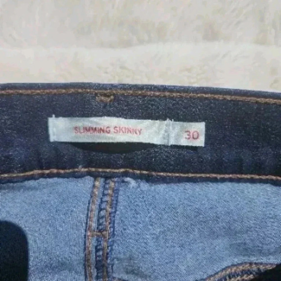 LEVI STRAUSS Women's Slimming Skinny Mid Rise Size 30 Jeans Dark Wash Raw Hem - Picture 6 of 6